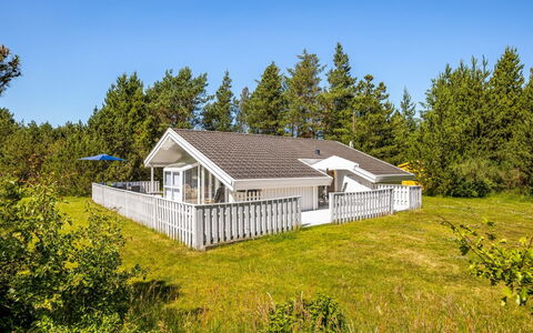 Imka - 900M from the Sea: Træ, Tag, Arkitektur, Hjem, Hus, Sommerhus, Sidespor, Hårdttræ, Hældning, Estate