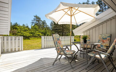 Imka - 900M from the Sea: Træ, Tag, Arkitektur, Hjem, Hus, Sommerhus, Sidespor, Hårdttræ, Hældning, Estate