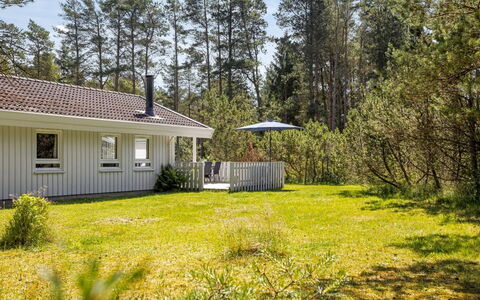 Imka - 900M from the Sea: Træ, Tag, Arkitektur, Hjem, Hus, Sommerhus, Sidespor, Hårdttræ, Hældning, Estate