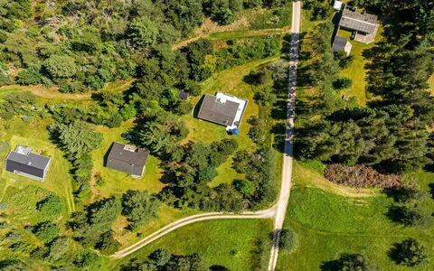 Imka - 900M from the Sea: Træ, Tag, Arkitektur, Hjem, Hus, Sommerhus, Sidespor, Hårdttræ, Hældning, Estate