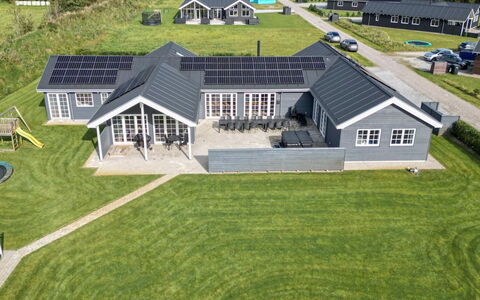 Damita - 350M from the Sea: Træ, Hjem, Veranda, Dæk, Hårdttræ, Tag, Bejdse, Trægulve, Eco Hotel