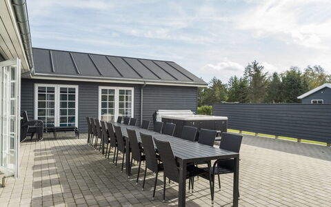 Damita - 350M from the Sea: Træ, Hjem, Veranda, Dæk, Hårdttræ, Tag, Bejdse, Trægulve, Eco Hotel