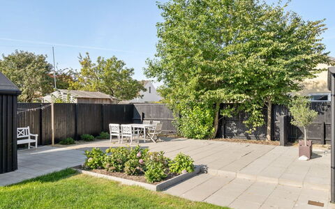 Evgenia - 950M from the Sea: Busk, Have, Skygge, Backyard, Udendørs Møbler, Vedplante, Landscaping, Gård, Lawn, Gårdsplads