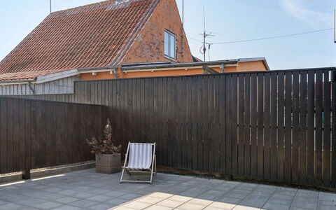 Evgenia - 950M from the Sea: Træ, Kompositmateriale, Hårdttræ, Home Fencing, Hegn, Skygge, Planke, Beton, Bejdse