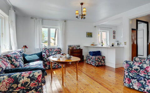 Ater - 800M from the Sea: Møbel, Indretning, Bord, Couch, Loft, Gulvbelægning, Stue, Stol, Etage, Værelse