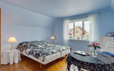 Ater - 800M from the Sea: Blå, Møbel, Seng, Indretning, Soveværelse, Gulvbelægning, Etage, Sengetøj, Sengetøj, Loft