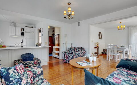 Ater - 800M from the Sea: Møbel, Indretning, Gulvbelægning, Træ, Couch, Loft, Etage, Stue, Værelse, Bord