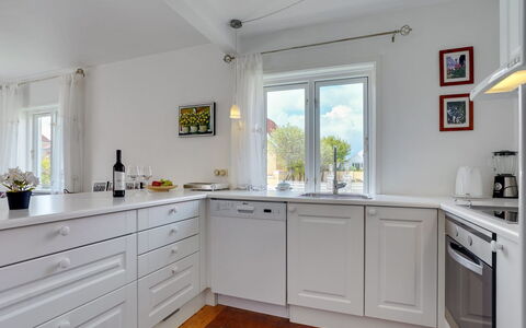Ater - 800M from the Sea: Gulvbelægning, Køkken, Indretning, Cabinetry, Træ, Etage, Køkken Apparat, Countertop, Loft, Større Bandage