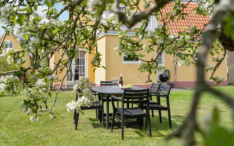 Ater - 800M from the Sea: Møbel, Grøn, Stol, Udendørs Møbler, Busk, Bord, Have, Udendørs Bord, Land Lot