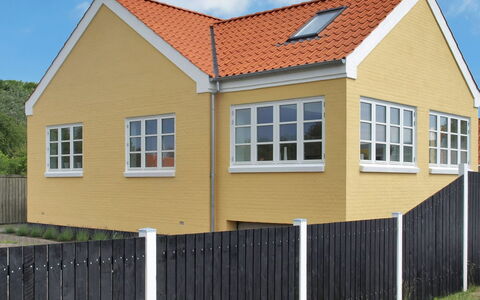 Janes - 400M from the Sea: Boligområde, Tag, Forstad, Indkørsel, Estate, Skorsten