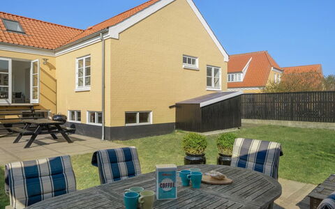 Janes - 400M from the Sea: Boligområde, Tag, Forstad, Indkørsel, Estate, Skorsten