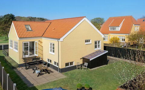 Janes - 400M from the Sea: Boligområde, Tag, Forstad, Indkørsel, Estate, Skorsten
