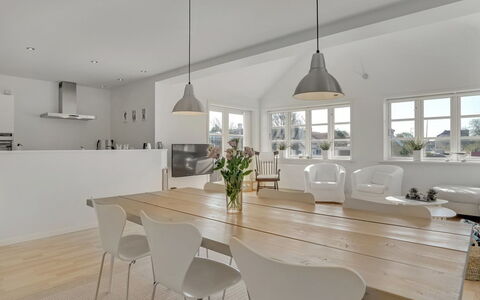 Janes - 400M from the Sea: Boligområde, Tag, Forstad, Indkørsel, Estate, Skorsten