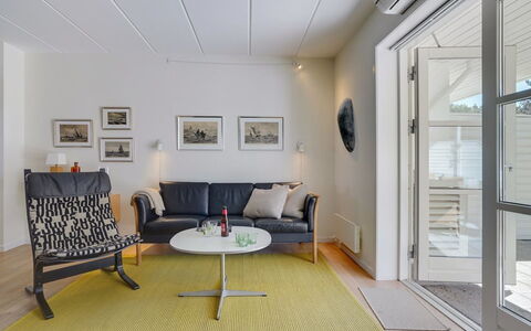 Shana - 800M from the Sea: Indretning, Møbel, Gulvbelægning, Etage, Væg, Couch, Stue, Træ, Loft, Trægulve