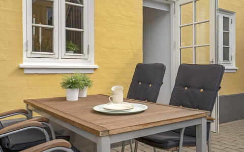 Stephie - 1.1Km from the Sea: Hjem, Sommerhus, Sidespor, Hårdttræ, Skygge, Planke, Design, Estate, Veranda, Dæk