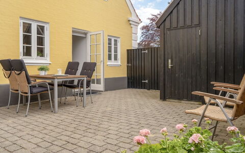 Stephie - 1.1Km from the Sea: Træ, Gulvbelægning, Busk, Blomsterkrukke, Etage, Udendørs Møbler, Hjem, Have, Flise