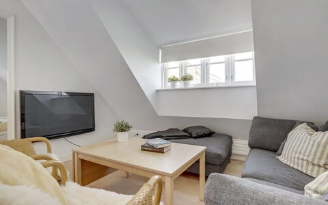 Stephie - 1.1Km from the Sea: Møbel, Indretning, Gulvbelægning, Etage, Træ, Couch, Loft, Værelse, Hjem, Stue
