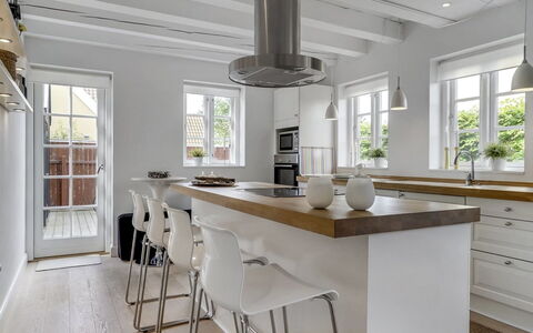Stephie - 1.1Km from the Sea: Møbel, Gulvbelægning, Indretning, Countertop, Træ, Etage, Køkken, Cabinetry, Loft, Trægulve