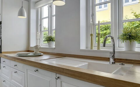 Stephie - 1.1Km from the Sea: Indretning, Gulvbelægning, Countertop, Sanitærarmatur, Træ, Køkken, Håndvask, Tap, Cabinetry, Møbel