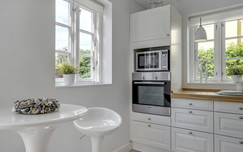Stephie - 1.1Km from the Sea: Indretning, Møbel, Gulvbelægning, Cabinetry, Væg, Træ, Countertop, Etage, Køkken, Hjem