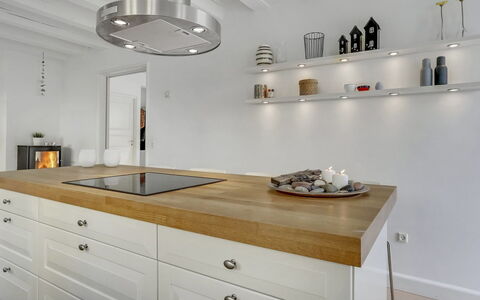 Stephie - 1.1Km from the Sea: Køkken, Træ, Gulvbelægning, Countertop, Cabinetry, Indretning, Loft, Lysarmatur, Møbel, Etage