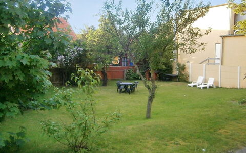 Harro - 150M from the Sea: Have, Busk, Lawn, Backyard, Gård, Skygge, Landscaping, Stol, Udendørs Møbler, Gårdsplads