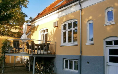 Harro - 150M from the Sea: Træ, Møbel, Veranda, Stol, Dør, Udendørs Møbler, Skygge, Skydevindue, Udendørs Bord, Gård