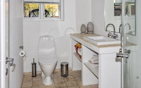 Harro - 150M from the Sea: Toiletbræt, Badeværelse, Sanitærarmatur, Toilet, Gulvbelægning, Væg, Indretning, Etage, Håndvask, Badeværelsesvask