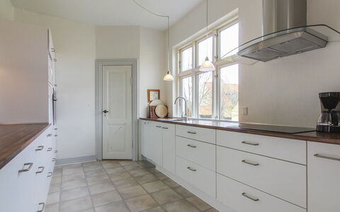 Harro - 150M from the Sea: Gulvbelægning, Træ, Cabinetry, Indretning, Etage, Køkken, Countertop, Loft, Skuffe, Hjem