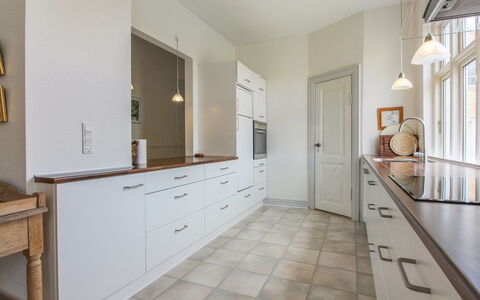 Harro - 150M from the Sea: Gulvbelægning, Indretning, Cabinetry, Etage, Køkken, Countertop, Loft, Køkken Apparat, Møbel, Belysning