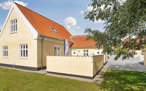 Minte - 450M from the Sea: Tag, Facade, Hus, Arkitektur, Boligområde, Hjem, Menneskelig Bosættelse, Dør, Sommerhus, Estate