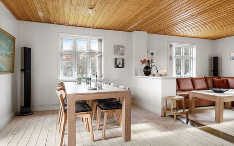 Minte - 450M from the Sea: Loft, Gulvbelægning, Indretning, Etage, Kompositmateriale, Møbel, Udvej, Hotel, Design, Dagslys