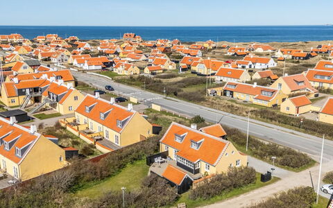 Hialmar - 400M from the Sea: Arkitektur, Tag, Hjem, Kompositmateriale, Dagslys, Sidespor, Indkørsel