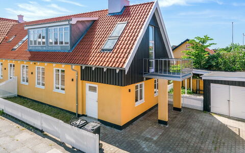Elnara - 900M from the Sea: Boligområde, Tag, Forstad, Indkørsel, Estate, Skorsten