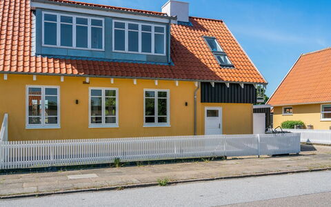 Elnara - 900M from the Sea: Boligområde, Tag, Forstad, Indkørsel, Estate, Skorsten