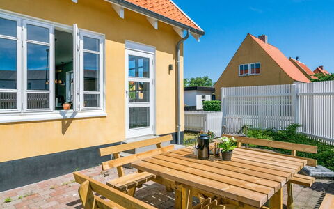 Sölve - 900M from the Sea: Hjem, Skygge, Sommerhus, Veranda, Sidespor, Estate, Hegn, Udendørs Møbler, Altan, Gård