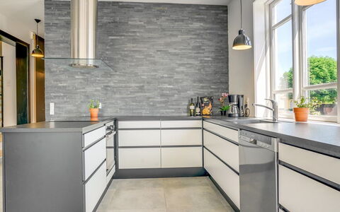 Sölve - 900M from the Sea: Gulvbelægning, Træ, Etage, Køkken, Indretning, Countertop, Cabinetry, Flise, Trægulve