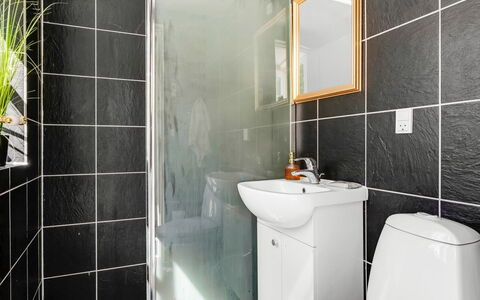 Viivi - 900M from the Sea: Væg, Gulvbelægning, Etage, Sanitærarmatur, Indretning, Badeværelse, Belysning, Toilet, Vvs, Toiletbræt