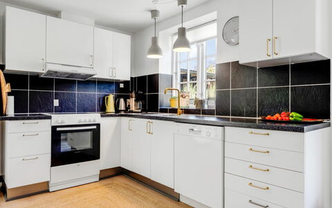 Viivi - 900M from the Sea: Køkken, Køkken Apparat, Countertop, Større Bandage, Gulvbelægning, Cabinetry, Indretning, Husholdningsapparat, Etage, Håndvask