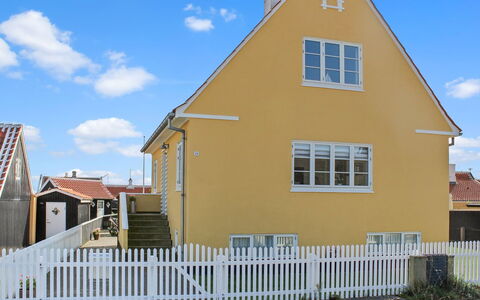 Borka - 150M from the Sea: Bygning, Vindue, Hus, Facade, Tag, Hjem, Boligområde, Arkitektur, Sommerhus, Kompositmateriale