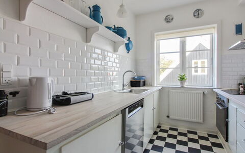 Borka - 150M from the Sea: Køkken, Køkken Apparat, Countertop, Gulvbelægning, Større Bandage, Indretning, Cabinetry, Etage, Møbel, Værelse
