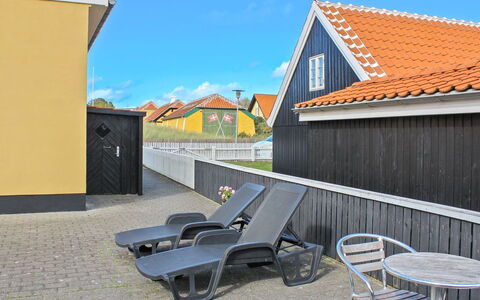 Borka - 150M from the Sea: Skygge, Hårdttræ, Bejdse, Svømmepøl, Dagslys, Planke, Walkway