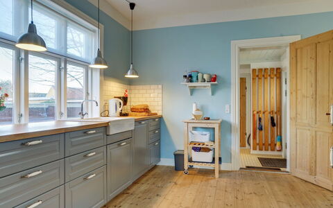 Reko - 500M from the Sea: Gulvbelægning, Indretning, Træ, Cabinetry, Etage, Køkken, Møbel, Loft, Skuffe, Countertop