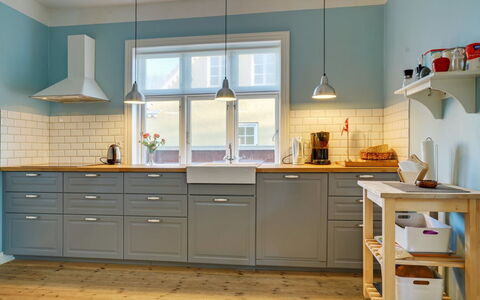 Reko - 500M from the Sea: Køkken, Indretning, Gulvbelægning, Cabinetry, Møbel, Countertop, Træ, Køkken Apparat, Skuffe, Etage