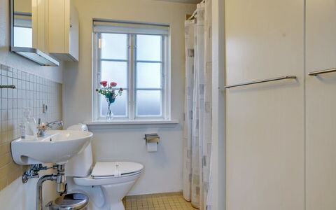 Reko - 500M from the Sea: Badeværelse, Sanitærarmatur, Badeværelsesvask, Håndvask, Gulvbelægning, Indretning, Etage, Toilet, Tap, Vvs