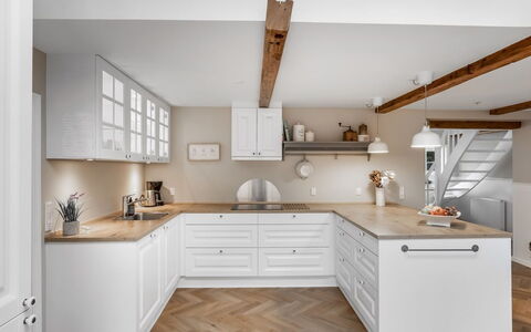 Juhana - 150M from the Sea: Møbel, Køkken, Cabinetry, Gulvbelægning, Indretning, Countertop, Træ, Køkken Apparat, Etage, Skuffe