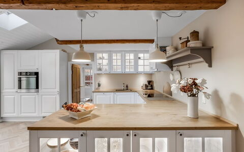 Juhana - 150M from the Sea: Møbel, Køkken, Cabinetry, Indretning, Countertop, Gulvbelægning, Lysarmatur, Træ, Loft, Køkken Apparat