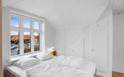 Juhana - 150M from the Sea: Træ, Soveværelse, Etage, Loft, Indretning, Seng, Sengetøj, Lejlighed, Sengetøj, Bed Frame