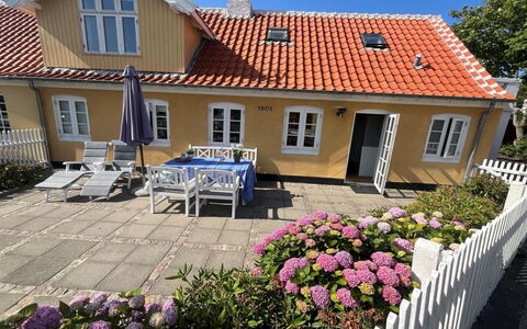 Juhana - 150M from the Sea: Træ, Tag, Arkitektur, Hjem, Hus, Sommerhus, Sidespor, Hårdttræ, Hældning, Estate