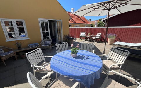 Juhana - 150M from the Sea: Træ, Tag, Arkitektur, Hjem, Hus, Sommerhus, Sidespor, Hårdttræ, Hældning, Estate